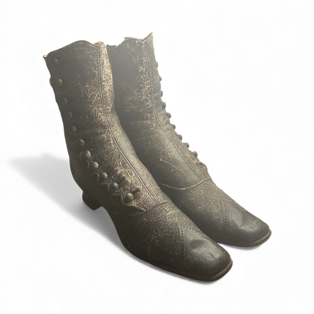 Antique 1890s Victorian Women’s Button Boots - Picture 2 of 7